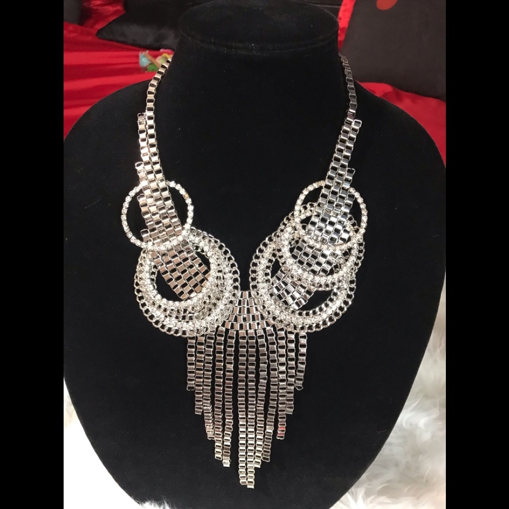 “NWOT” GORGEOUS SILVER-RHINESTONE NECKLACE